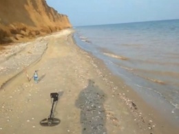 Мелитопольские путешественники обнаружили на берегу моря шокирующую находку (видео)