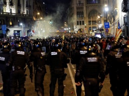 Между протестующими и полицией в Барселоне произошли столкновения
