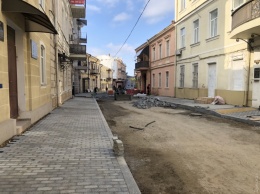 По Воронцовскому переулку уже можно гулять - половину дороги застелили брусчаткой