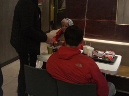 Купили горячий чай бабушке: парни, обедавшие в криворожском McDonald's, "зацепили" пользователей соцсетей