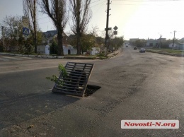 В Николаеве посреди дороги препятствие - провалилась ливневка