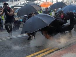 В Гонконге против митингующих применили газ, водометы и резиновые пули