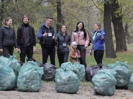 "Чистодяка": в Днепре убрали мусор и обменяли его на подарки