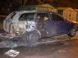 В Днепре на Новокрымской во дворе жилого дома сгорела Chevrolet