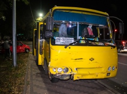 В Киеве маршрутка с пассажирами протаранила и отправила на тротуар Daewoo