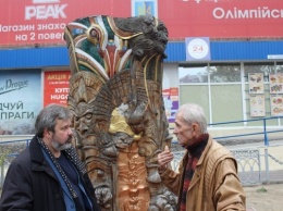 В Херсоне пытаются спасти уникальный вяз на улице Суворова