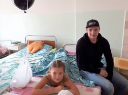 Капитан ХК "Кременчуг" посетил в больнице юную хоккеистку