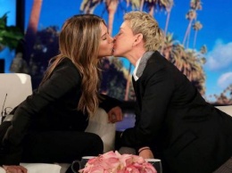 Дженнифер Энистон о своей странице в Instagram и поцелуях с женщинами