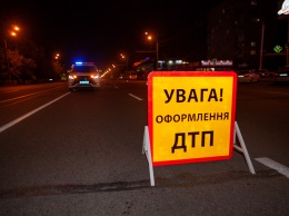 На трассе Днепр-Харьков столкнулись легковушка и школьный автобус