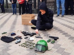 Тетрис людьми и оружием: под посольством РФ в Киеве устроили акцию против исчезновений людей в Крыму