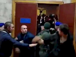 В сети появилось видео драки в суде о переименования проспекта Бандеры