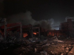Взрыв в Днепре: спасатели тушили пожар на заводе с большими трудностями