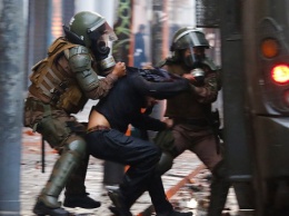 В Чили продолжаются массовые протесты, полиция применила водометы и газ
