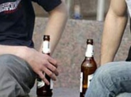 Двое мужчин устроили пьянку возле мелитопольского горотдела