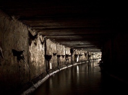 В Днепре на набережной докопались до старого тоннеля (Фото)