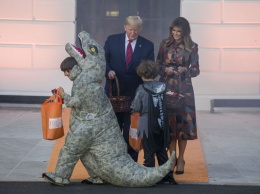 Дональд и Мелания Трамп угостили детей сладостями в преддверии Хеллоуина: красочные фото