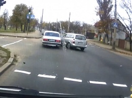 В Николаеве универсал столкнулся с «Волгой»: видео момента аварии