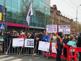 За марихуану и против Ахметова - в Мариуполе возле форума начались протесты