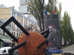 "Дух гидности". Соцсети обсуждают странный памятник на месте Ленина в Киеве