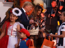 Дональд и Меланья Трамп устроили Хеллоуин для детей в Белом доме. Фото