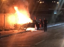 ДТП в Киеве: BMW влетел в столб и загорелся