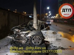 В Киеве иномарка на скорости влетела в столб и загорелась