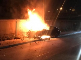 В центре Киева BMW не разминулся со столбом и вспыхнул, как факел