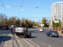 В Днепре на Мануйловском проспекте перевернулся Lexus