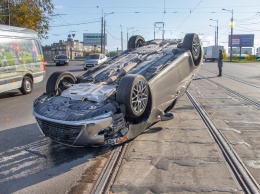 В Днепре перевернулось авто: движение заблокировано