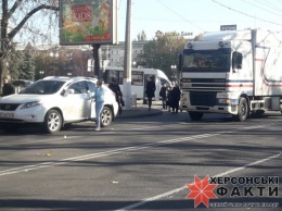 ДТП в Херсоне: грузовик "стукнул" элитную иномарку