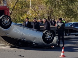 В Днепре кроссовер перевернул Lexus с прокурором за рулем - СМИ