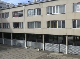 «Тришкин кафтан»: в николаевской школе течет крыша - на ремонт деньги перебросили со спортплощадки