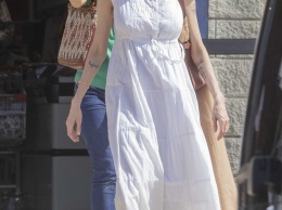 Счастливая Анджелина Джоли в белом платье, гуляет детьми по магазинам