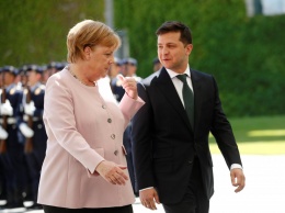 Зеленский провел срочные переговоры с Меркель по Донбассу: детали