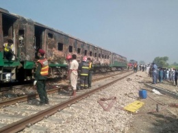 В Пакистане взорвался пассажирский поезд: более 70 погибших