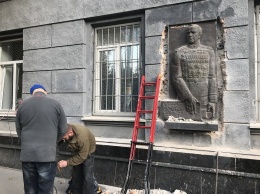 Активисты в Одессе демонтируют памятник Жукову