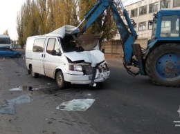 В Луганской области трактор ковшом протаранил микроавтобус, - ФОТО