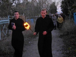 В канун Хэллоуина на Бердянском кладбище восстали предки