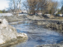 В Днепре коммунальщики хотели заменить трубу, но залили всю улицу водой