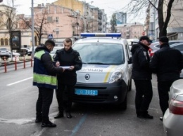 Оформляли европротокол: в Киеве мужчина умер посреди улицы (фото, видео)