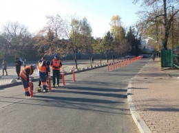 В Печерском районе разделили делиниаторами полосы движения еще на одной улице