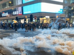 В Гонконге возобновились протесты, полиция применила газ