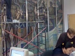 В Днепре в отделении Укрпочты разрушают советскую мозаику