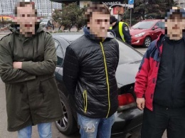 В Киеве мужчина закрылся в туалете заведения и кололся: в его машине нашли наркотики