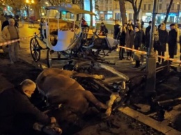 В центре Львова лошади снесли лавку с людьми: видео с места ЧП