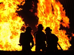 Сильный пожар вспыхнул на заводе: огонь до небес, кадры апокалипсиса