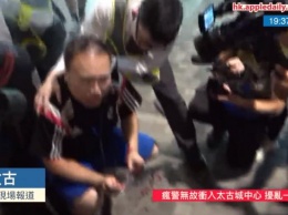 В Гонконге мужчина с ножом напал на людей в ТРЦ и откусил одному из них ухо