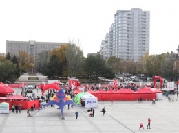 Железная трехметровая конструкция не была закреплена. В результате инцидента травмы получили 6 человек в возрасте от 35-ти до 63 лет