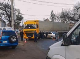 В Днепре на Петрозаводской автомобиль охранной фирмы «влетел» под фуру: дорога полностью перекрыта