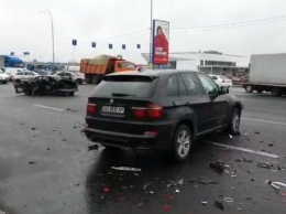 В Кииеве возле ТЦ "Лавина" произошло серьезное ДТП